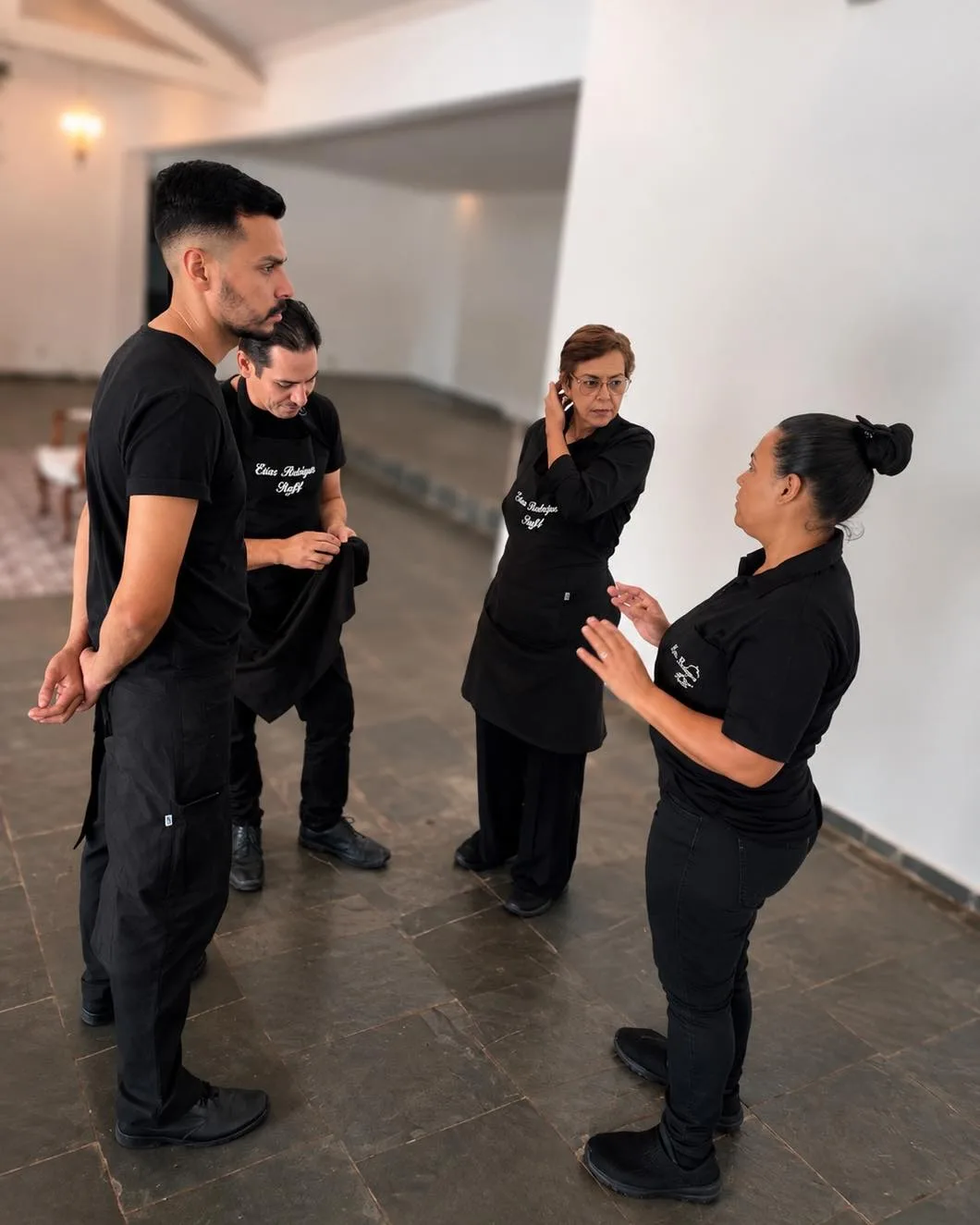 Equipe uniformizada do buffet reunida antes do evento