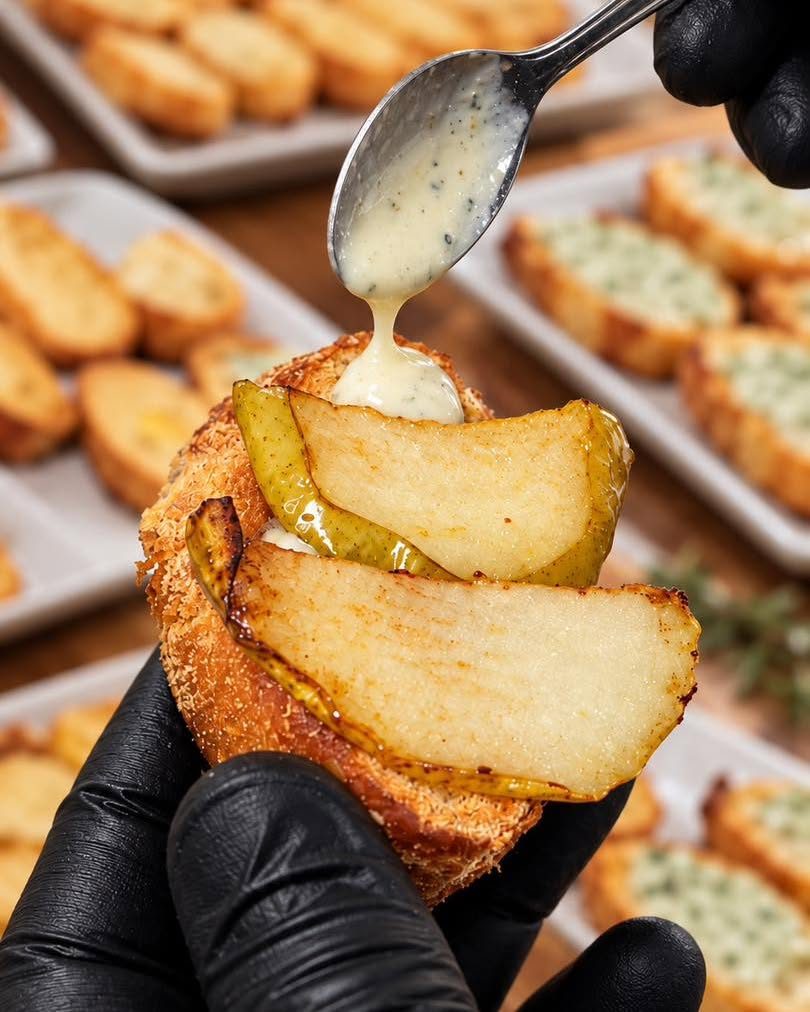 Bruschetta de pera com gorgonzola