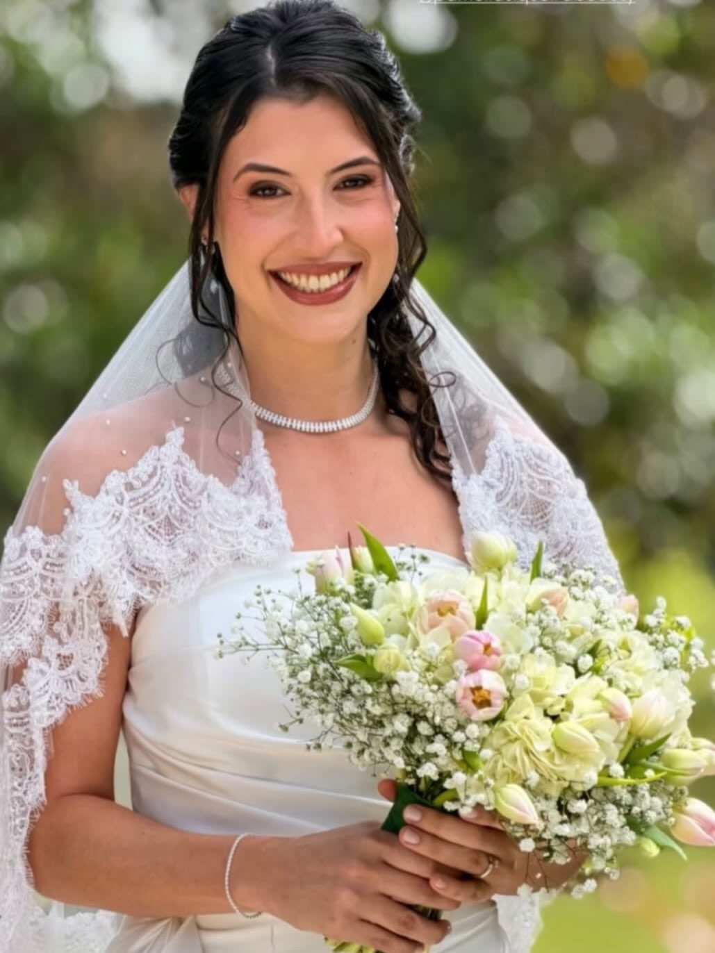 Noiva sorrindo com buquê